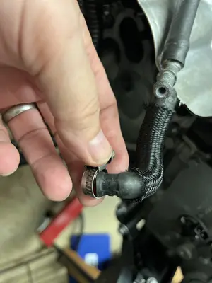 Hose that joins the left and right head vents.