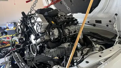 Engine on the load leveler over the white 750Li bay.