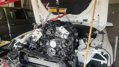 Long block suspended over the bay — passenger-side harness cluster visible.
