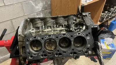 First look at the pistons on the right bank (cylinders 5–8).