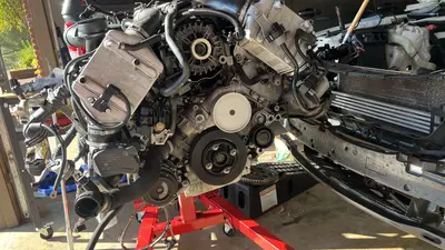 Front of the long block — crank pulley / harmonic balancer ready for the stretch-torque sequence.